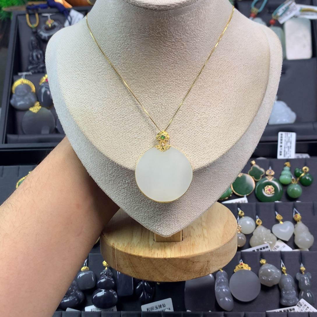 和田玉吊坠18K金镶嵌多****彩