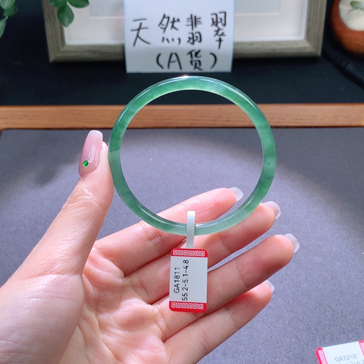翡翠手镯未镶嵌往**风天然翡翠手镯