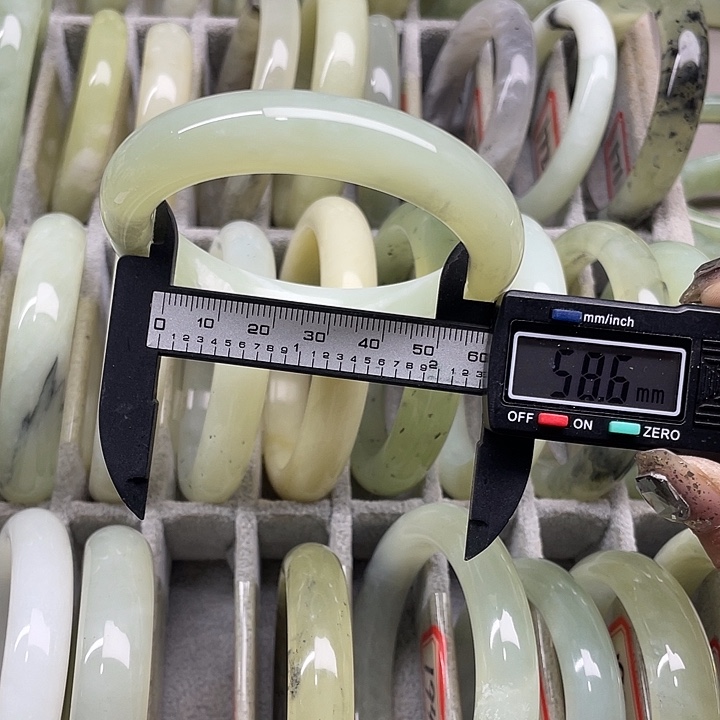 蛇纹石玉未镶嵌手镯196