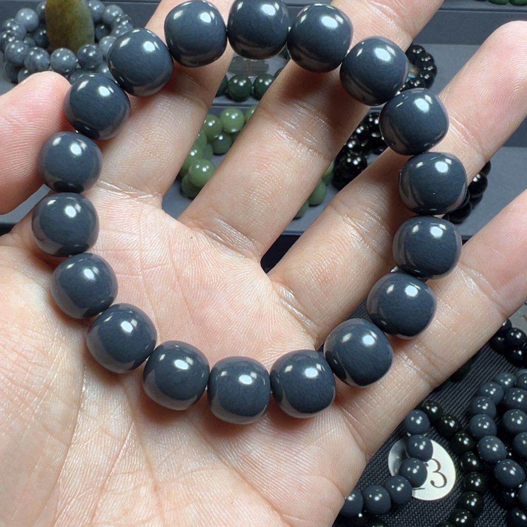 青***梧和田玉未镶嵌手链