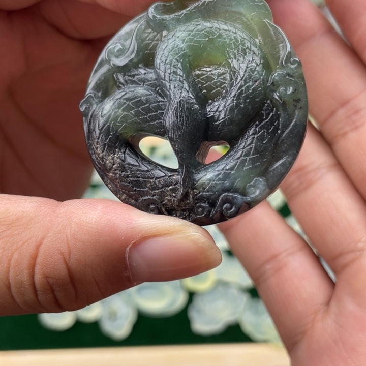 未镶嵌蛇纹石玉颈饰