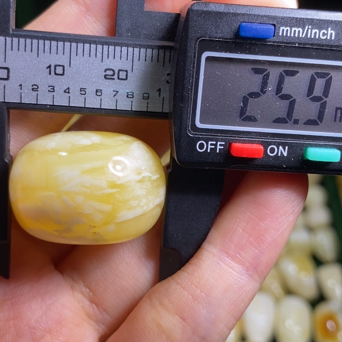 蜜蜡未镶嵌裸石微瑕