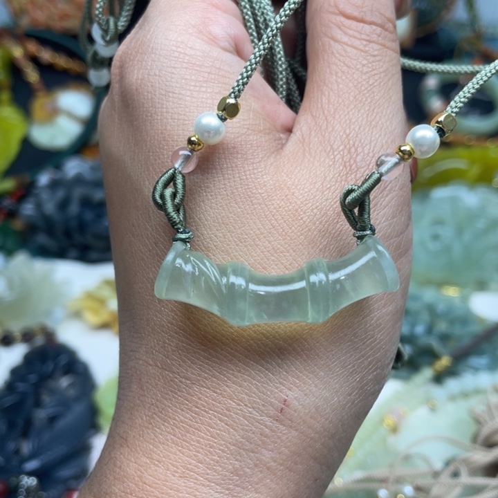 蛇纹石玉未镶嵌颈饰