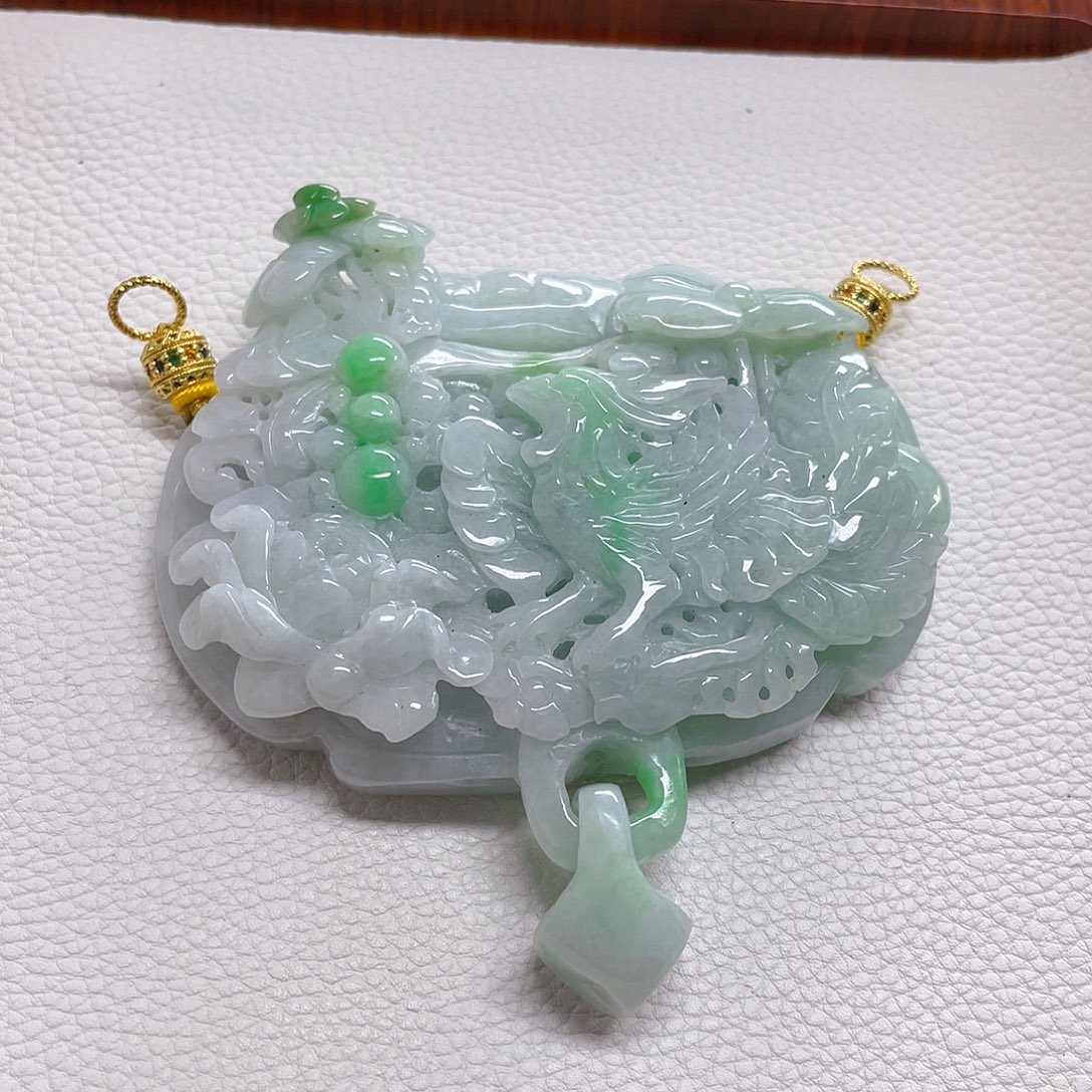 翡翠未镶嵌颈饰凤穿牡丹锁