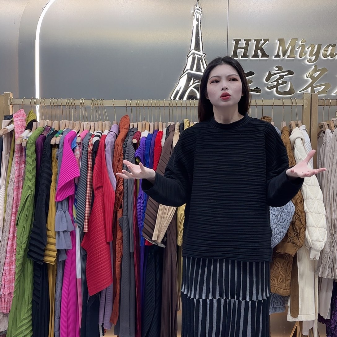 套头款黑色针织上衣