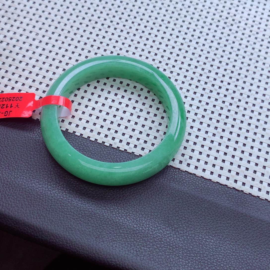 翡翠手镯未镶嵌瞧**样翡翠