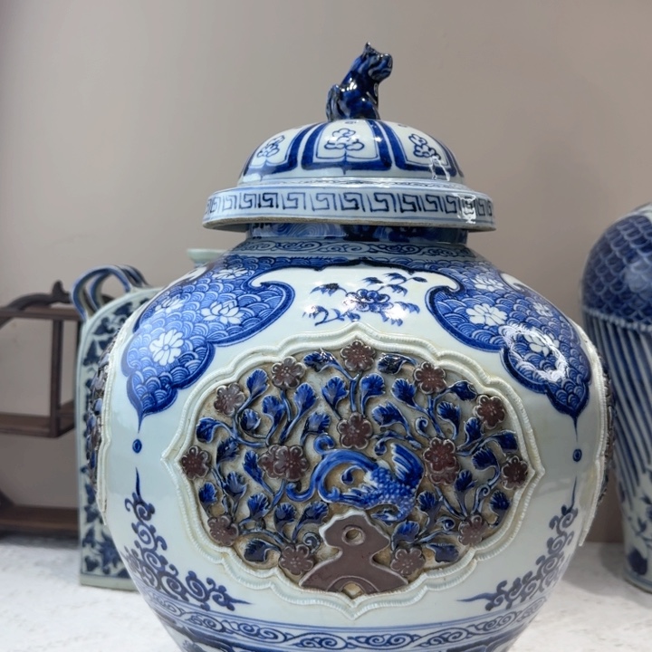 盘青花釉里红捏花狗头罐