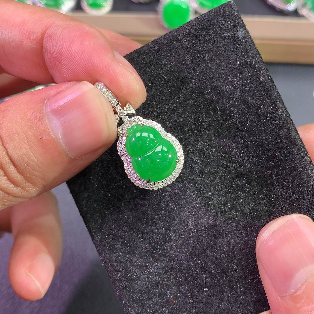 翡翠吊坠(赠链)18K金镶嵌