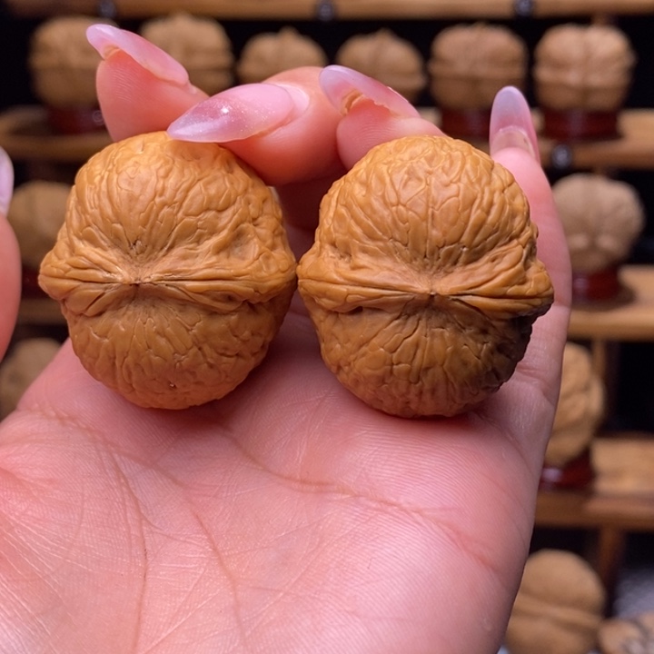 M***、文玩核桃把件滚石35尺99