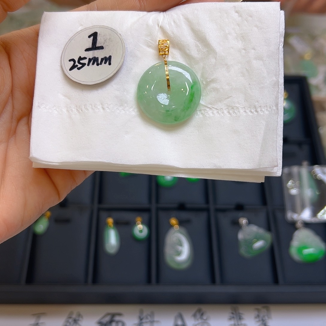 翡翠颈饰18K金镶嵌翡翠