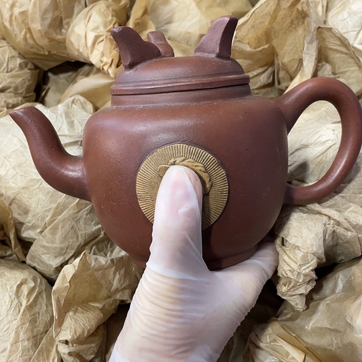 茶壶紫砂原矿泥料，手工制作的一把紫砂壶。