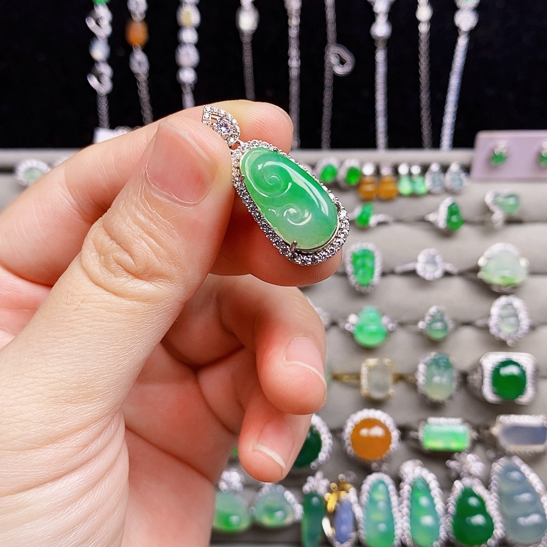 颈饰银S925镶嵌翡翠如意