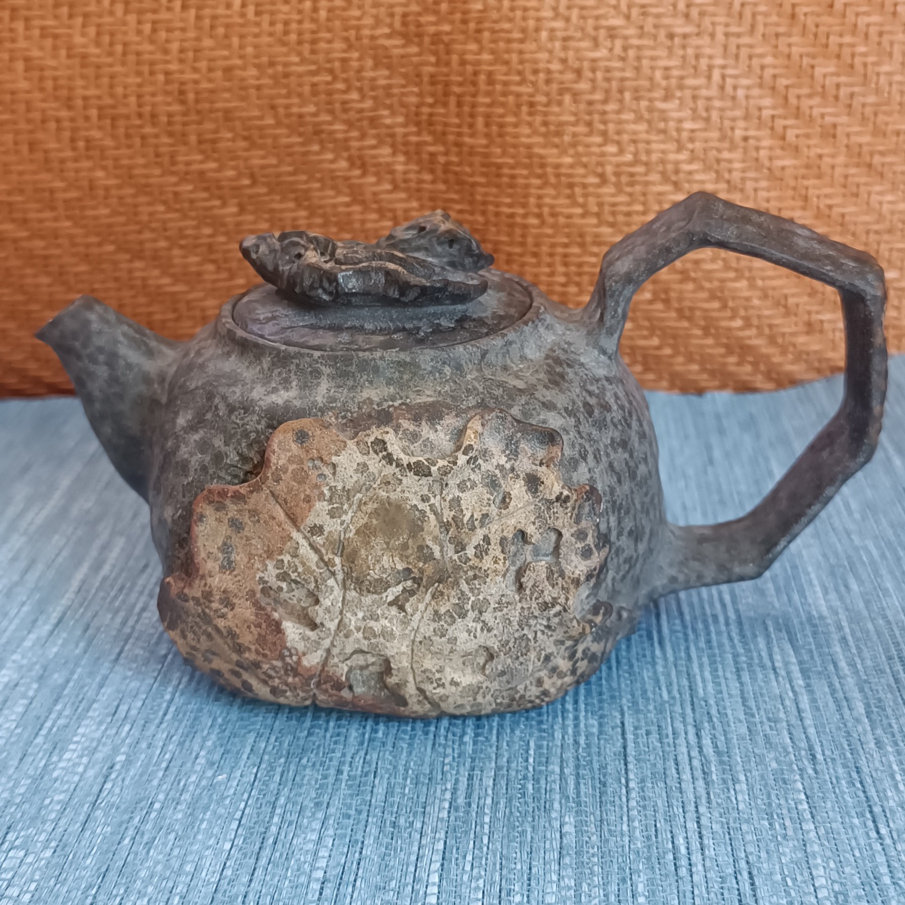 冰碛岩带皮随形雕刻壶