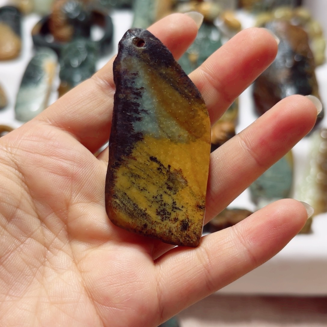 岫岩河磨玉（透闪石质玉）挂件未镶嵌