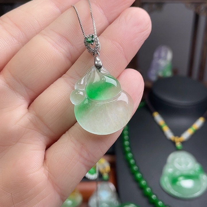 翡翠未镶嵌吊坠(赠链)