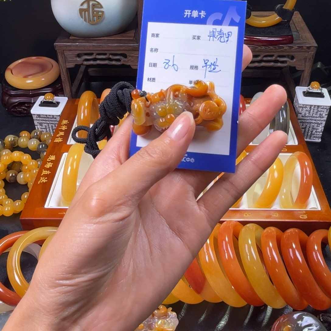 石英质玉未镶嵌颈饰果****宙