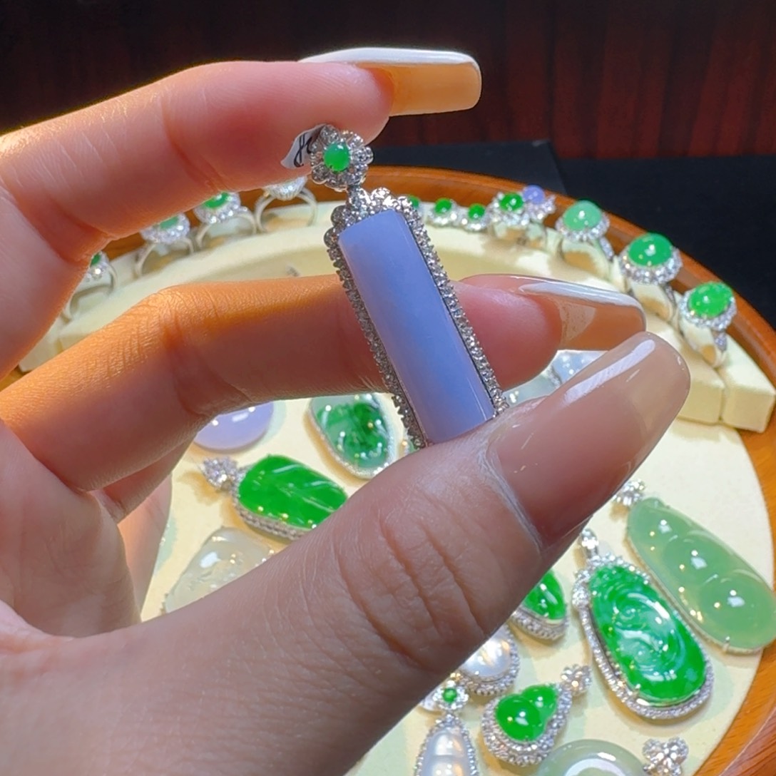 翡翠18K金镶嵌颈饰无事柱吊坠