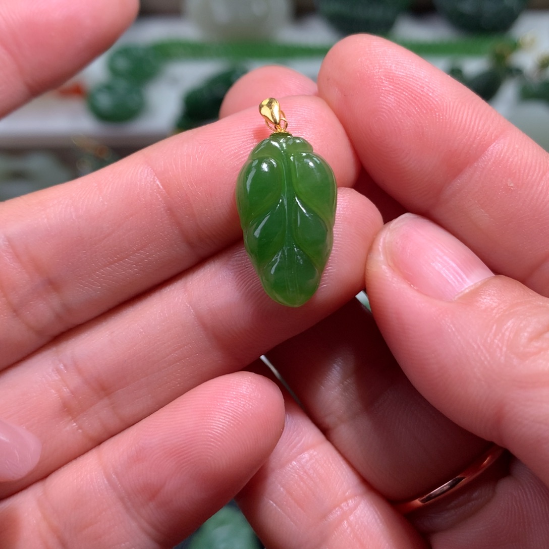 颈饰18K金镶嵌和田玉快***奇