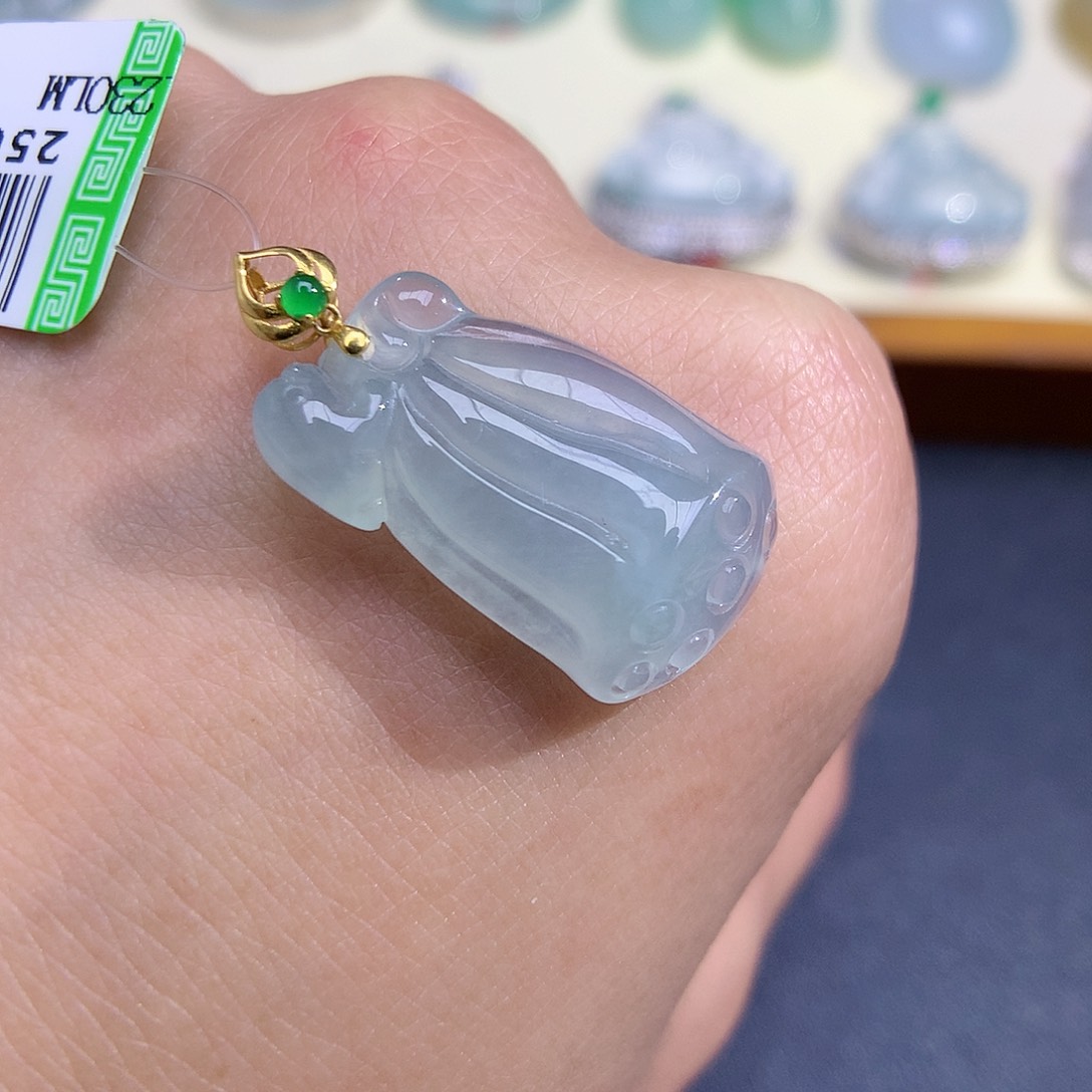 翡翠颈饰18K金镶嵌莲蓬