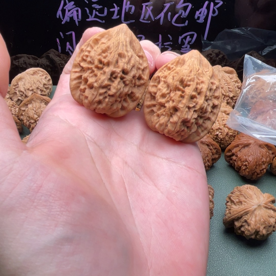 把件核桃36小官帽，有点磕尖