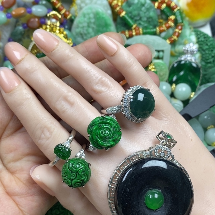 小***y翡翠未镶嵌吊坠(赠链)