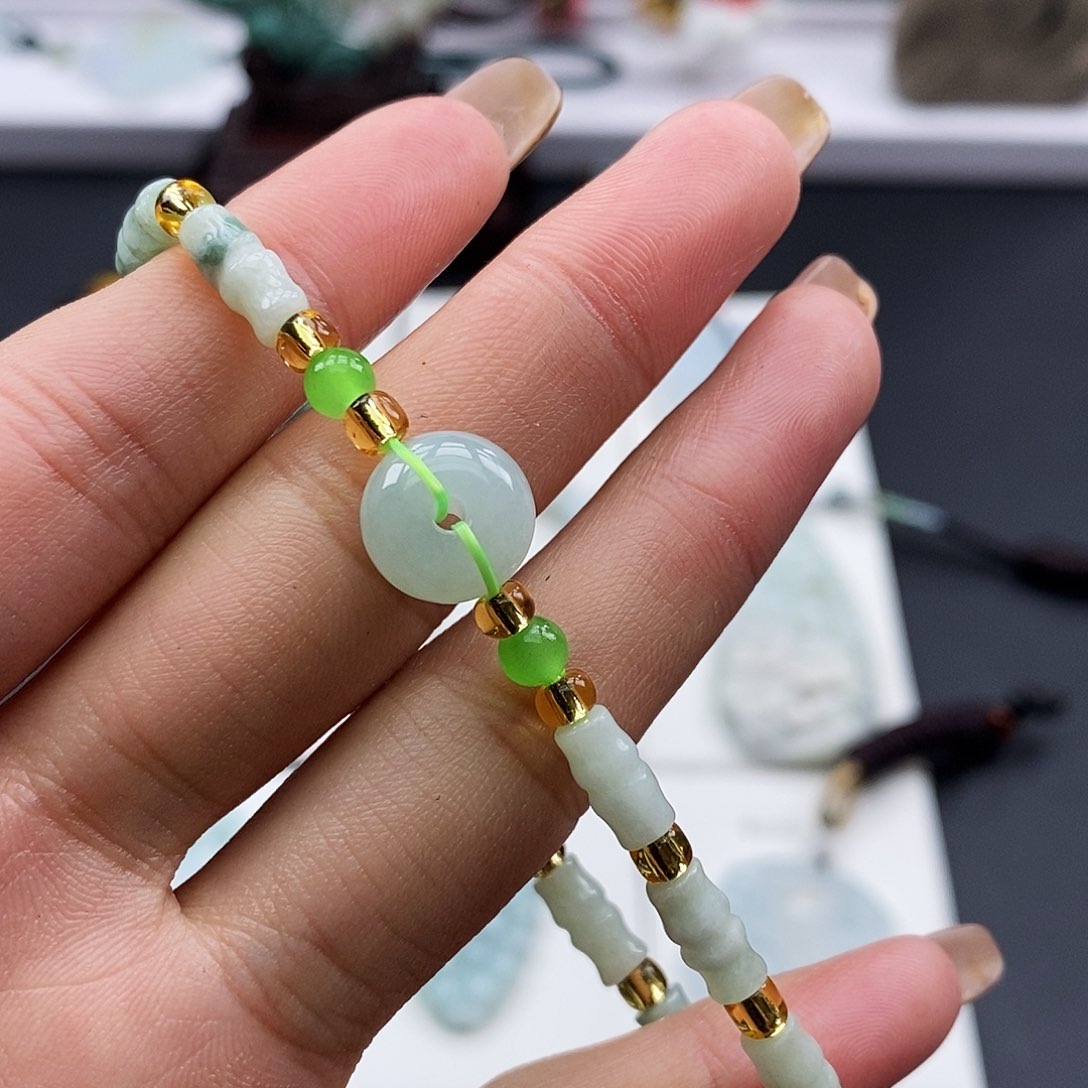 翡翠颈饰未镶嵌翡翠