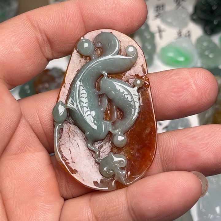 翡翠未镶嵌颈饰鱼