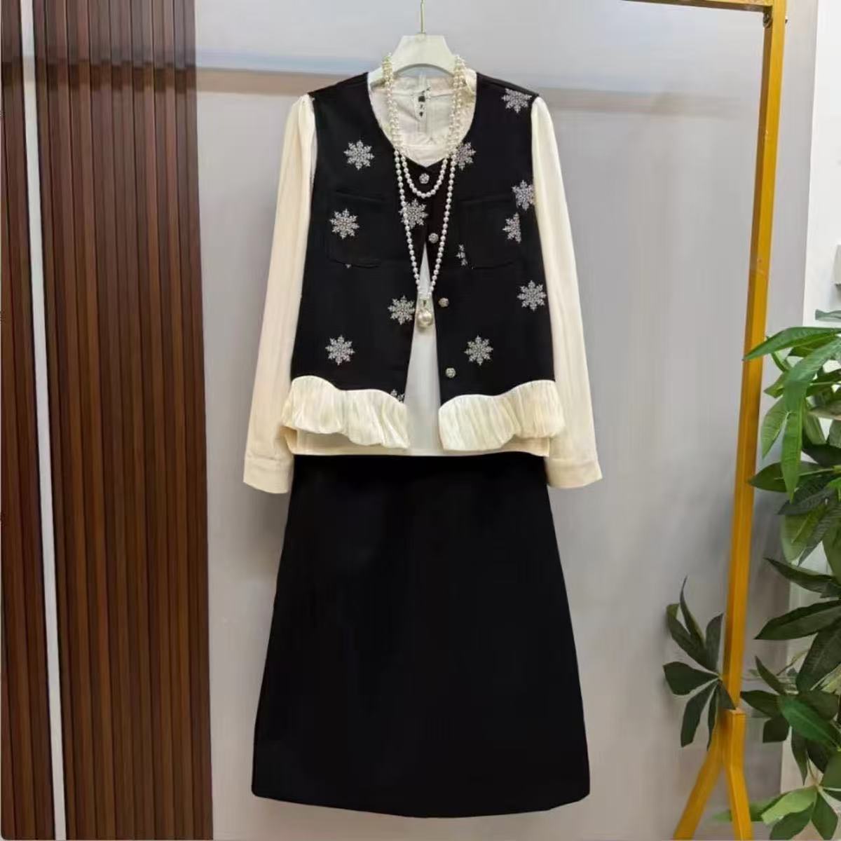 时尚重工花朵设计圆领马甲+长袖小衫+半身裙大码女装套裙