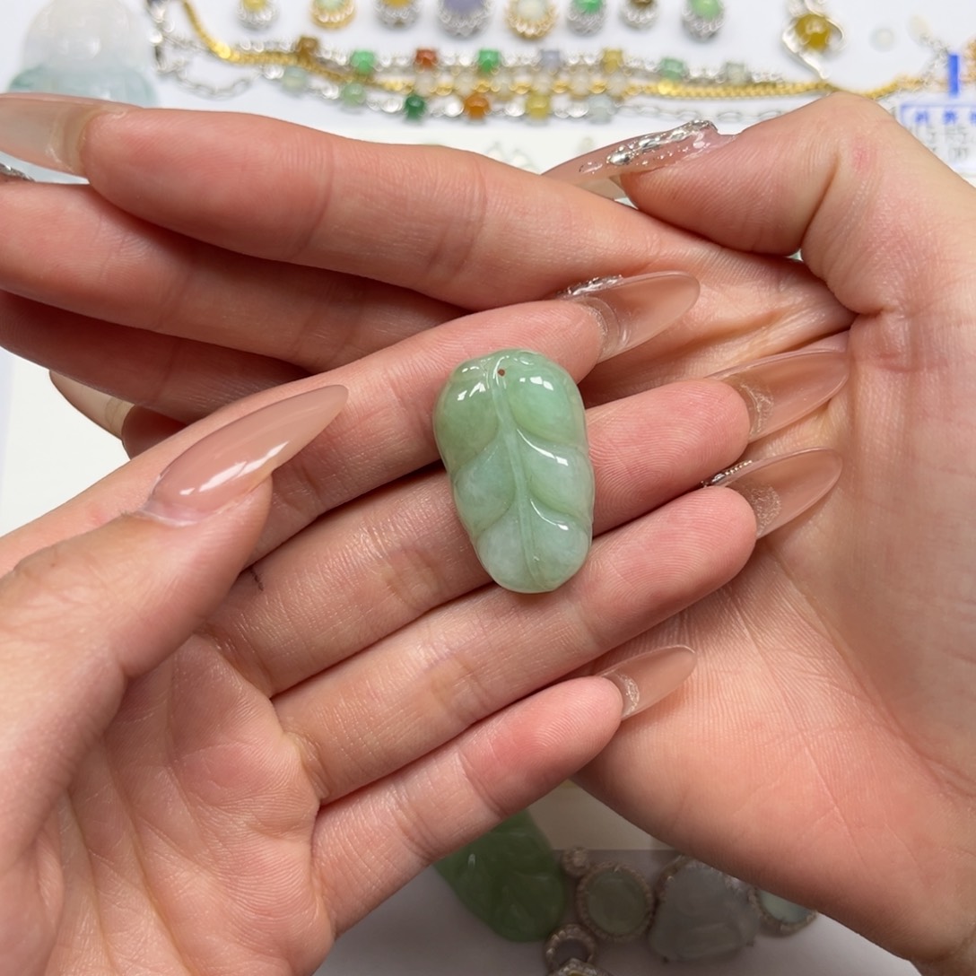 翡翠颈饰未镶嵌翡翠满绿叶子