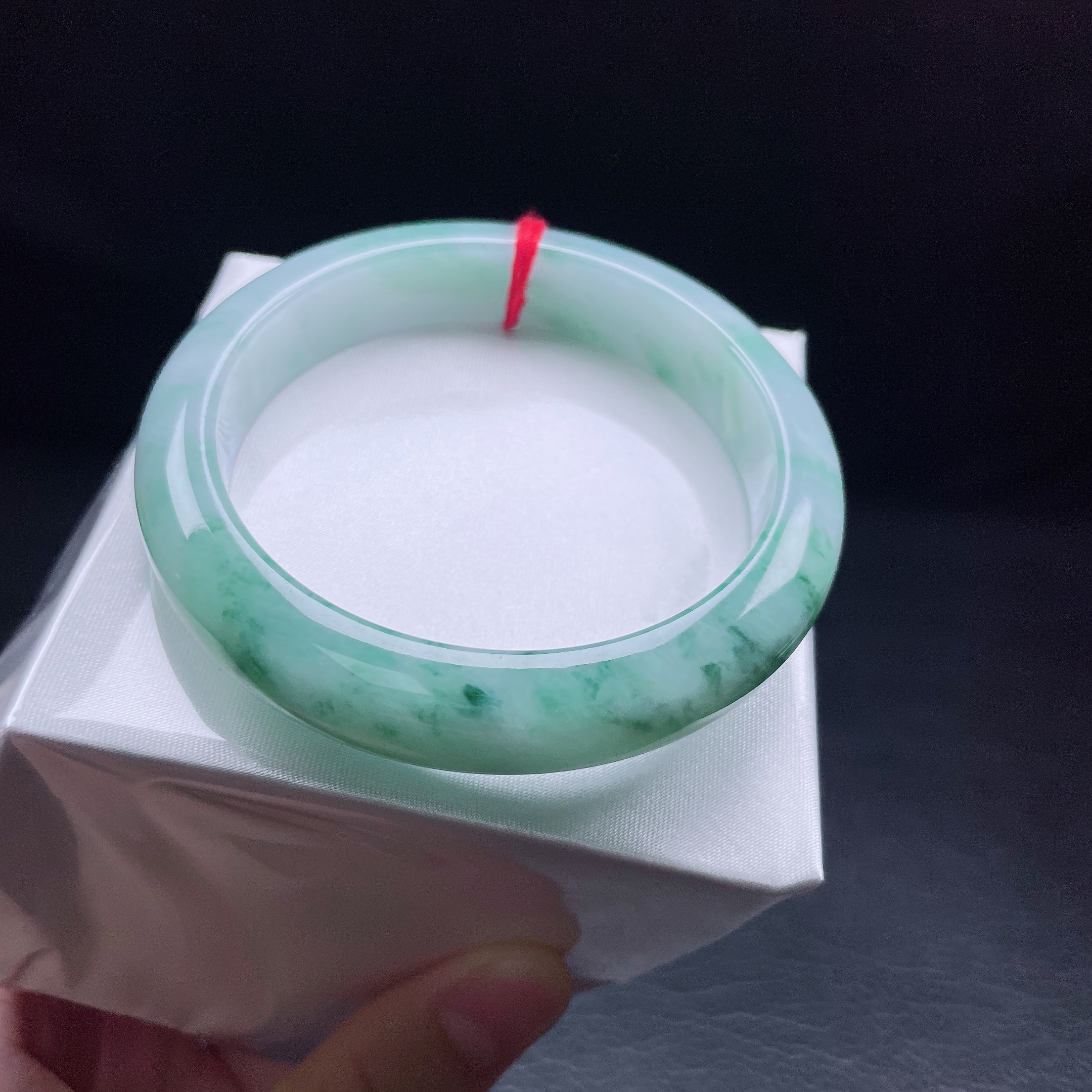 59圈糯化飘绿花宽边手镯 细纹
