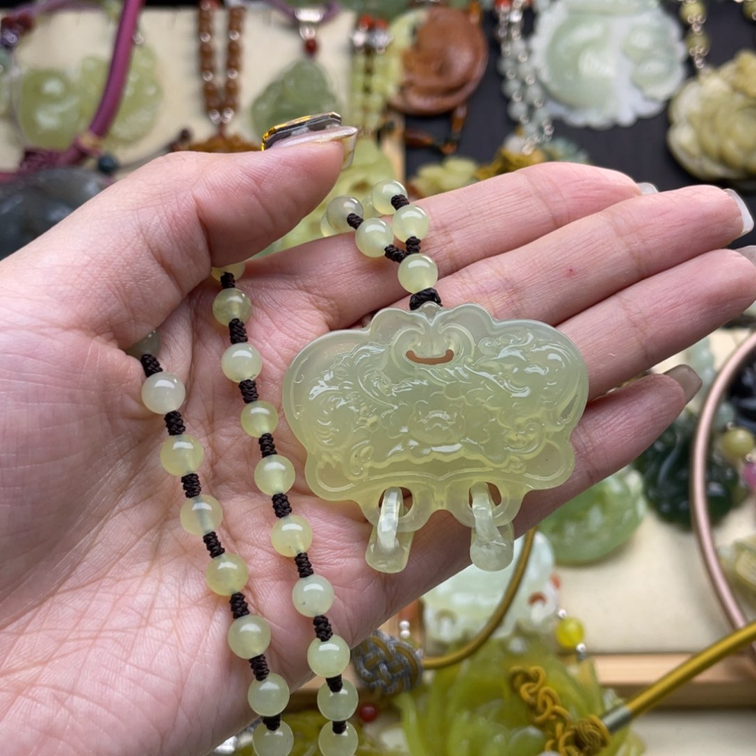 蛇纹石玉颈饰未镶嵌小**子