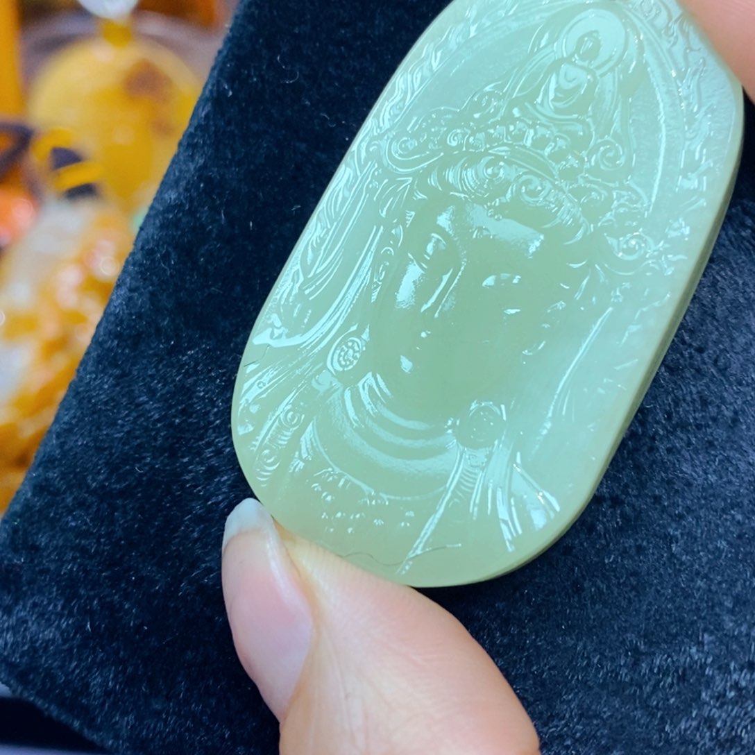 未镶嵌石英质玉（黄龙玉）颈饰