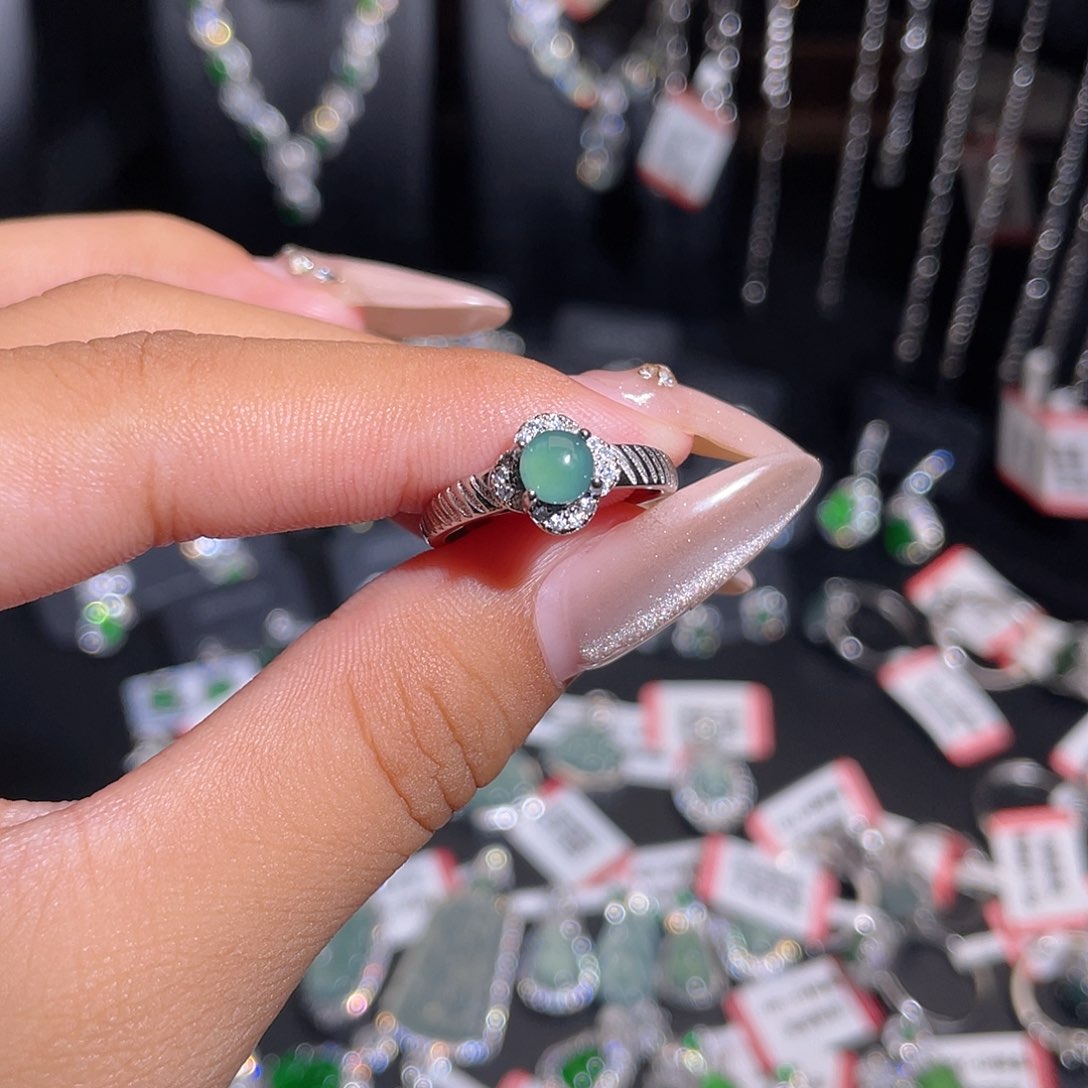 未镶嵌戒指翡翠戒指