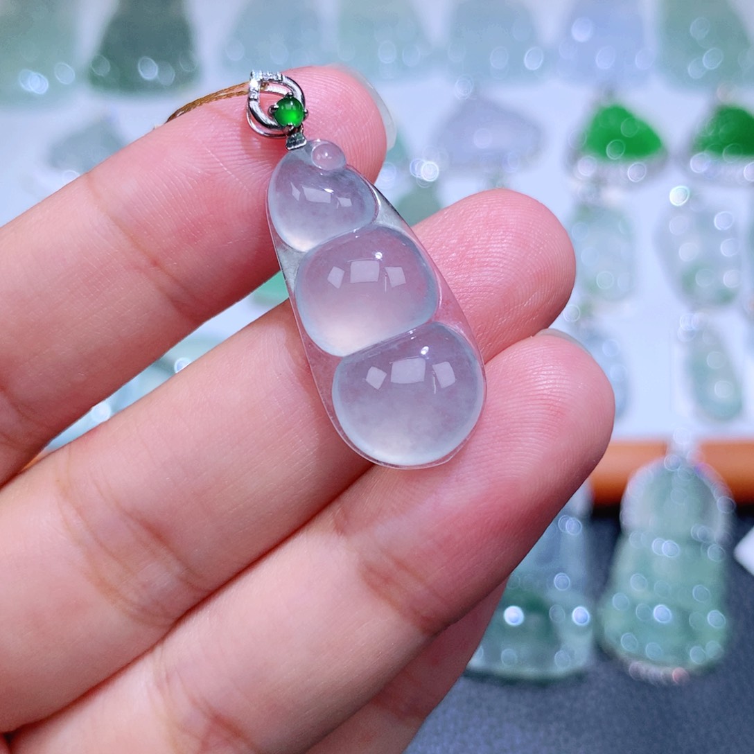 颈饰18K金镶嵌翡翠福豆