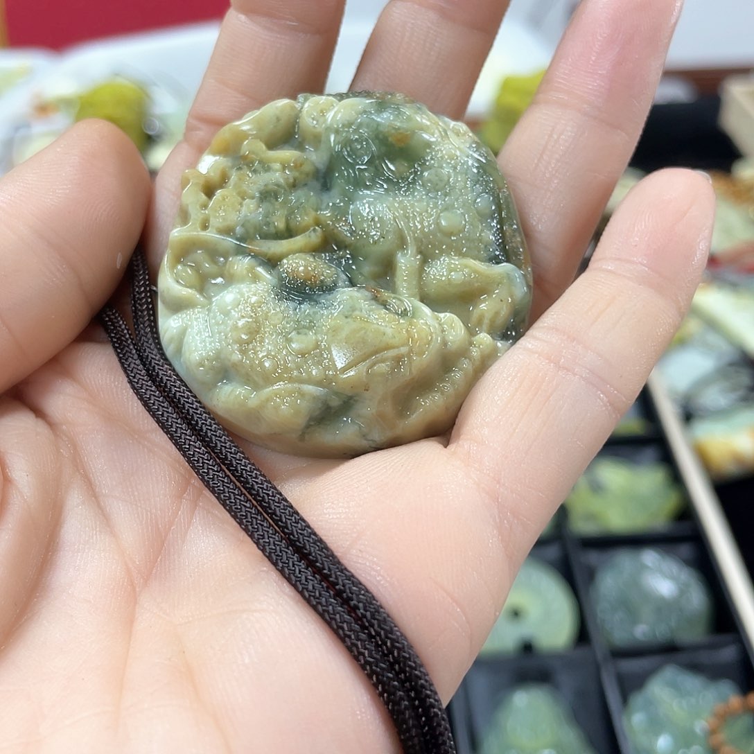 蛇纹石玉颈饰未镶嵌