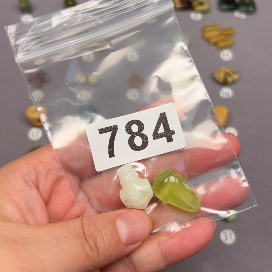 未镶嵌蛇纹石玉颈饰卧****明微瑕不退不换