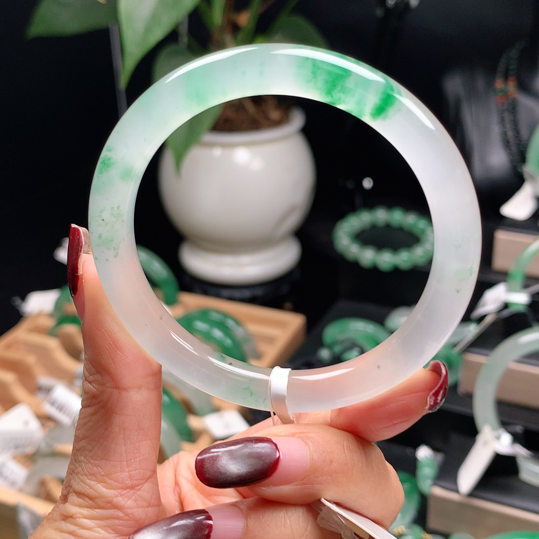 禾***苗石英质玉未镶嵌手镯55