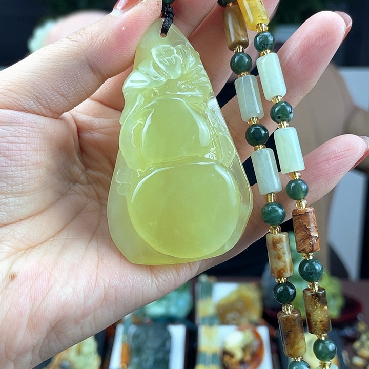 蛇纹石玉颈饰未镶嵌