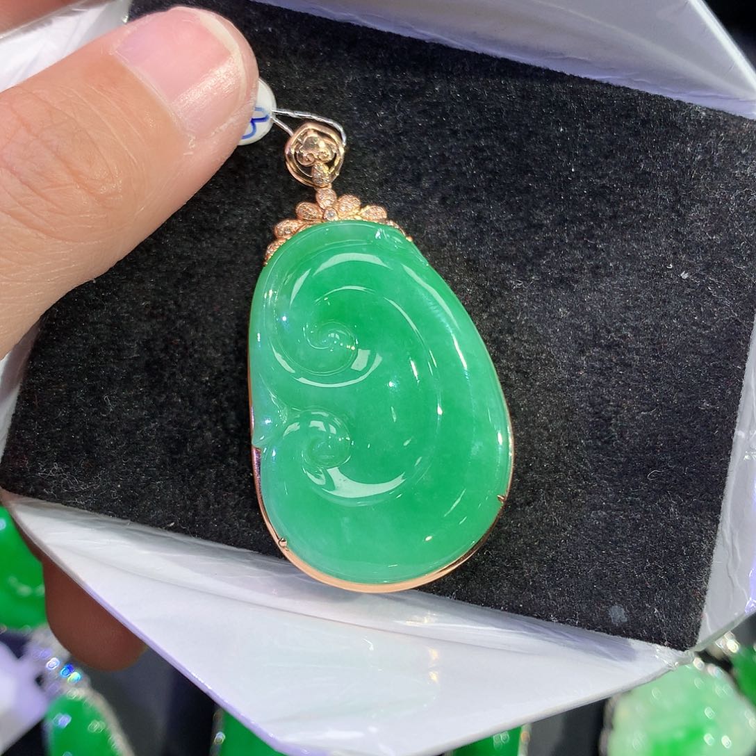 翡翠18K金镶嵌吊坠(赠链)