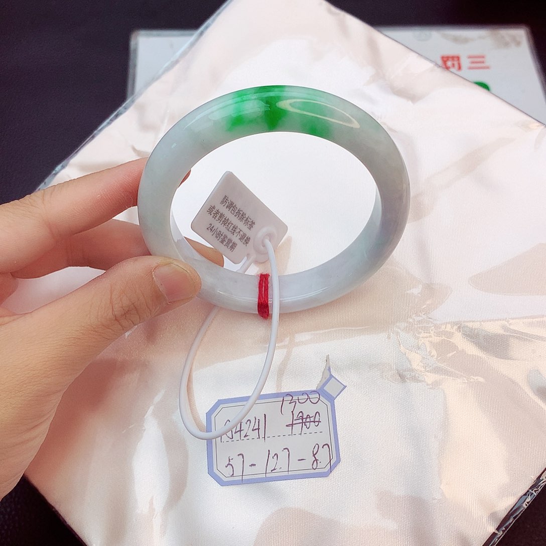 翡翠手镯未镶嵌翡翠