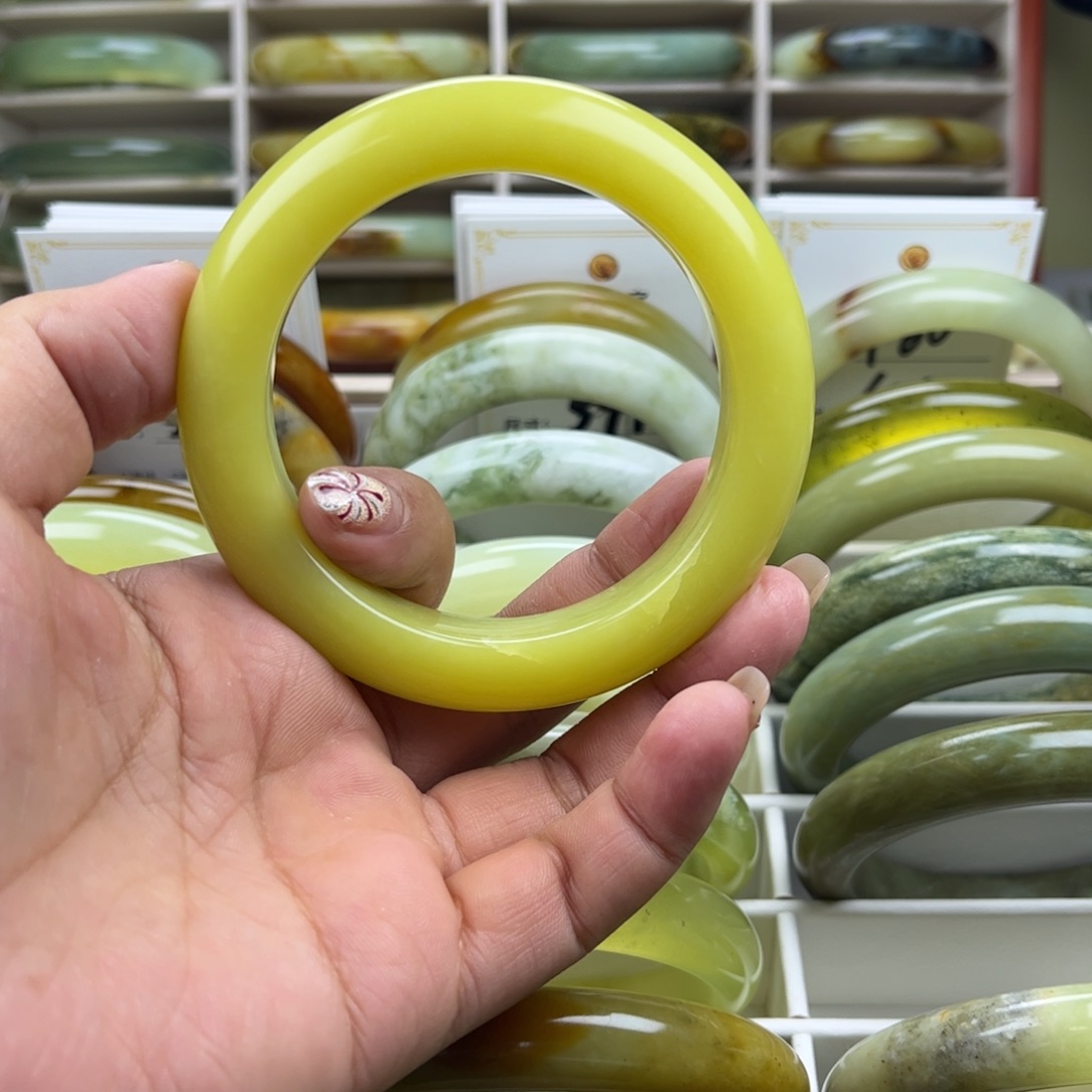 蛇纹石玉手镯未镶嵌桂**主