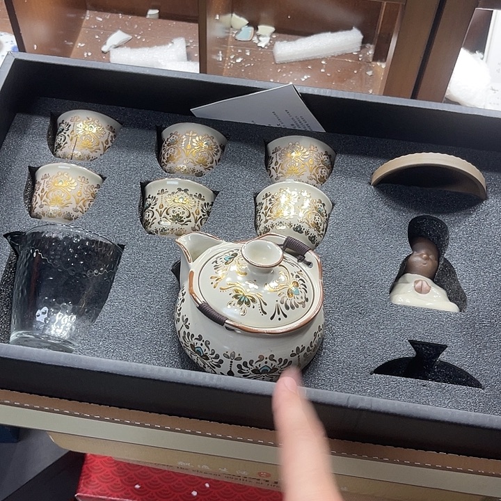 孤品茶具套装等。        