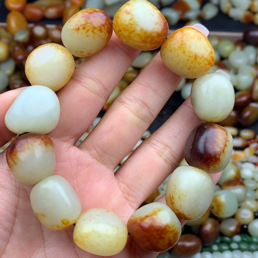 汉***臣和田玉未镶嵌颈饰