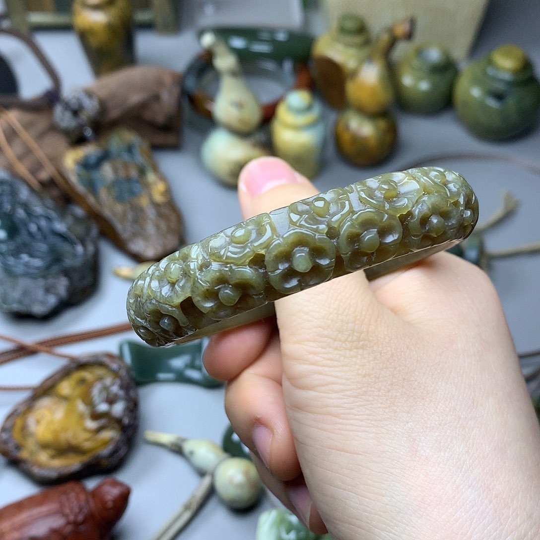 透闪石质玉手镯未镶嵌沧**栗