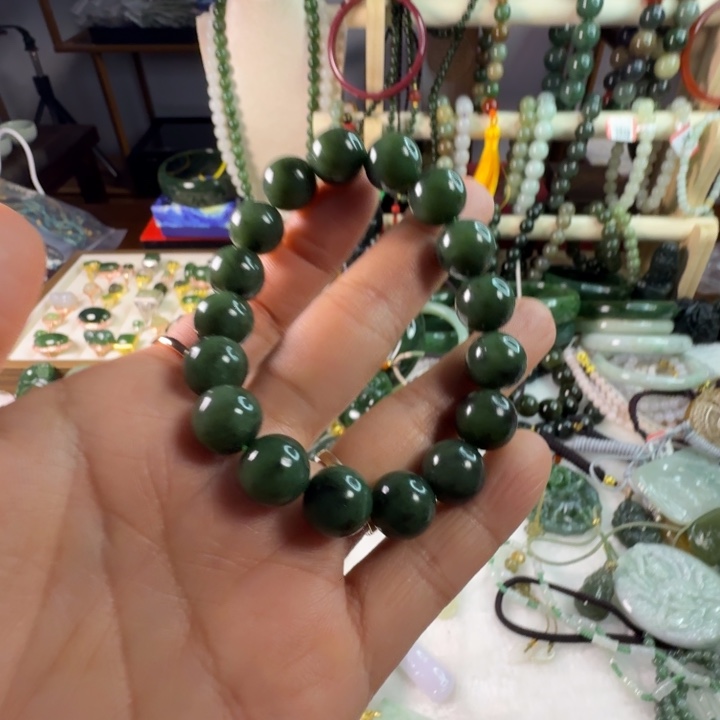 和田玉（糖玉）未镶嵌颈饰一条一件