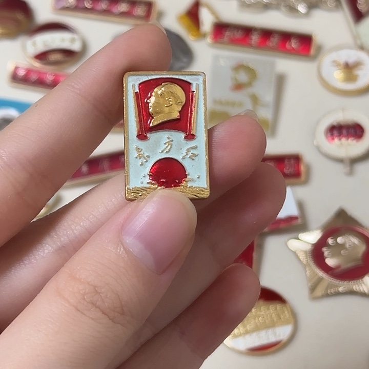 雁***潭红色收藏直播像章