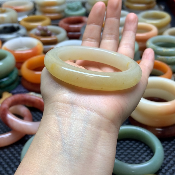 石英质玉手镯未镶嵌