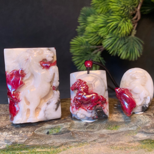 天然辰砂晶体原石手工精雕马牌挂件男款全透