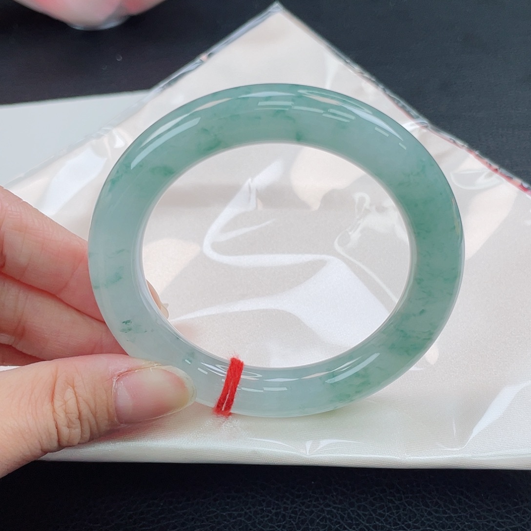 翡翠未镶嵌手镯梨花带雨