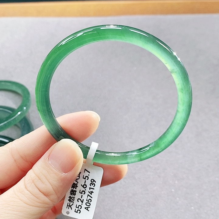 翡翠未镶嵌手镯（圆镯）